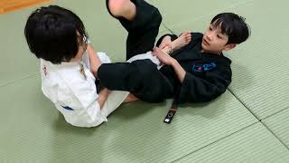 3年女子が先輩男子に挑戦柔術