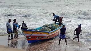 கடல் அலை கடல் காற்று வேகமாக இருக்கிறப்ப மீன்பிடிக்கச் சென்ற மீனவர்கள்