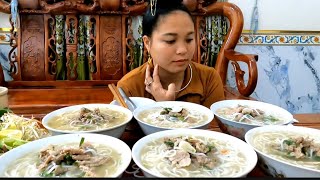 Cô Gái thái Đầu Tiên ăn được 6 Bát phở l The first Thai girl to eat 6 bowls of pho