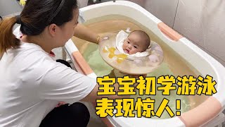 小轩妹第一次游泳，没想到动作标准表现惊人，小姨满脸惊讶【蓝心浠与小姨的日常】