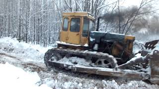 Бульдог Т-130 в работе Делаю мост в делянку...