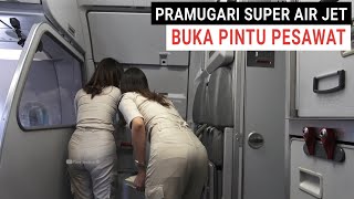 Pramugari Cantik Super Air Jet Membuka Pintu Pesawat saat Landing di Bandara Tujuan