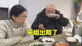 朱姐出院了，买点水果第二次去看她，她包饺子招待我【熊二爱美食】