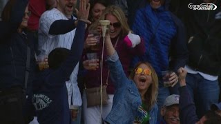 SD@CHC: Cubs fan catches foul ball with her beer