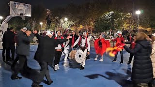 Gjyshi shpërthen në valle me tingujt e muzikës patriotike. Festë e madhe në Tiranë përpara nd...