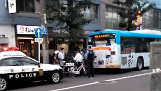 バス停付近のバスとバイクの事故　原因と、どうすれば防げたかを推定して見て下さい。