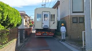 住宅街をゆっくりして進んでいる小田急8000形8204号車の搬出陸送です。