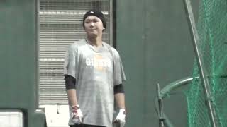 中田翔と楽しそうにアーリーワークバッティングする坂本勇人