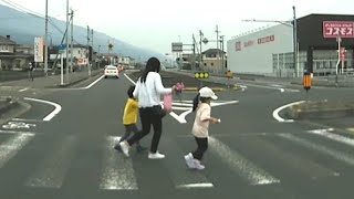 横断歩道で微笑ましい親子が渡って行きました。女の子のスキップがとてもかわいいです！　横断歩道では止まってあげましょう❣