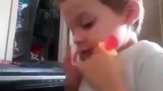 Garoto autista com 3 anos cantando  música \