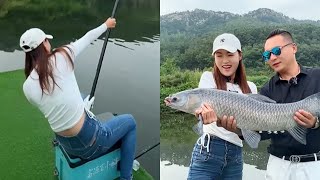 A female fishing friend challenged a big fish. After the challenge was successful, she had to