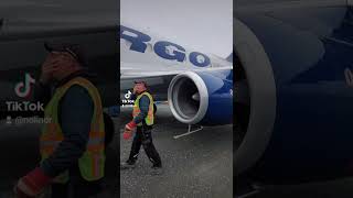 B737-200 unloading it's petrolum cargo on a gravel runway! #short #nolinor