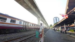 ขบวนรถชานเมืองที่ 380 เข้าสถานีรถไฟคลองตัน