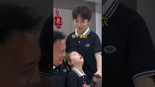 张三坑雄起了？ 竟然和敢姐姐打架了？！#血脉压制 #四小只吖 #日常 #搞笑 #搞笑家庭 #姐弟 #家庭生活