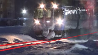 雪を掻き分けて走行する特急大雪キハ183系が見える旭川駅に停車中の富良野線下りキハ150形の前面展望