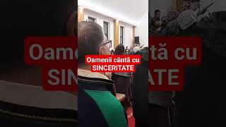 Oamenii cântă cu sinceritate în Biserică!