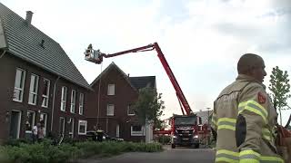 Zonnepanelen vliegen in brand op dak van woning in Nijkerk