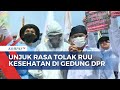 Aksi Unjuk Rasa Dokter dan Nakes Tolak Pengesahan RUU Kesehatan di Depan Gedung DPR!