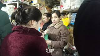 中国小伙去超市买气瓶，越南女孩太热情了，嘟起嘴巴要干啥？