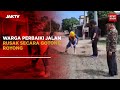 Warga Perbaiki Jalan Rusak Secara Gotong Royong