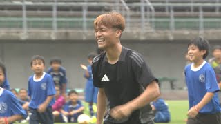 オランダ1部・NECの佐野航大選手がサッカー教室で全力プレー！「サッカーめっちゃうまい」　岡山市