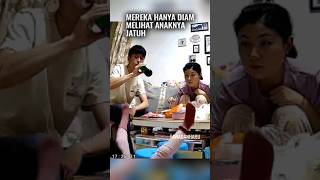 Hanya Diam Melihat Anaknya Jatuh