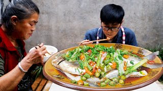 九九两斤鳊鱼来清蒸，一蒸出水二蒸出香，鱼肉嫩似豆腐吃得满心欢【湘西九九美食】