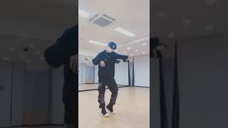 Pentagon Yuto dancing to GOT7 Jackson's Pretty Please