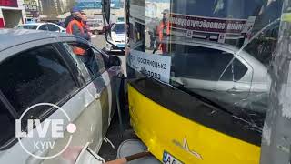 ДТП на проспекті Бажана у Києві : Автобус врізався у стовп та автомобіль, 10 04 2021