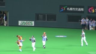 150712 ファイターズ ベースランニングに登場した吉川はハイタッチでスルー！