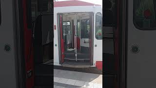 Türschließvorgang Doppel-falttür M8C 838 am 21.06.23 Danziger Platz (D.P.B.) #tram #krefeld #m8c