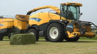 Gras hakselen en persen met New Holland Engwierum  O T P Echten