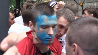 На мітингу під ГПУ затримали двох невідомих із синьою фарбою