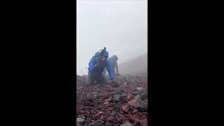 富士山の暴風雨　出動した救助隊員の様子