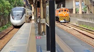 207次壽豐發車經由北迴線開往樹林的EMU3000型十二輛編組EMU3019皮蛋豆腐騰雲號綠色帶新城際自強號列車，和7022次R116單柴電頭+一守車無貨車貨列