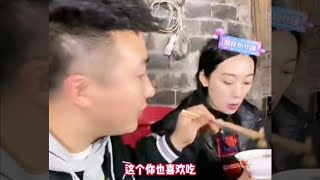 小东说妈妈教的是能吃是福，乌芝嫫妈妈教的是吃得越多力气越大！