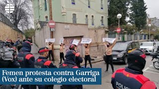 Cinco activistas de Femen protestan contra Garriga (Vox) ante su colegio electoral| EL MUNDO