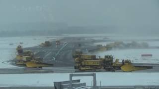 【新千歳】今季、初積雪！新千歳空港 滑走路 除雪作業 Snow-clearing at New Chitose Airport 【2016年】