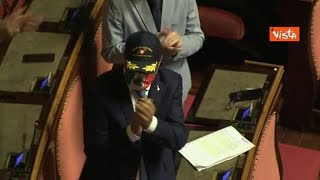 Salvini indossa il cappello della Guardia Costiera al termine dell'intervento al Senato