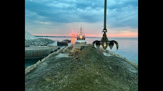 Doornekamp team dredging and offloading barge