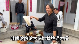 乡野丫头小六直播卖花牛苹果，清香做后勤，炖一锅排骨让朋友吃好