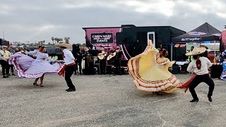 Beautiful Holiday Folklorico Dance ~ Jarabe Tapatío (Mariachi Vargas de Tecalitlán)