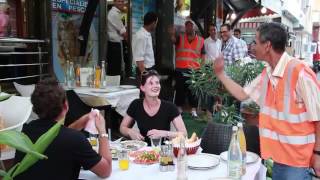 De burgemeester heeft Belgische toeristen getrakteerd in Marokko.