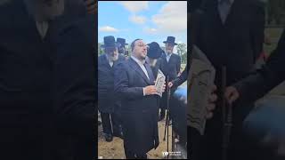 Lipa Schmeltzer's Emotional Tribute: Hakomas Matzeva for Legendary Singer Reb Michoel Schnitzler