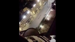 Si intrufola di notte nel Duomo e scala la cupola del Brunelleschi per farsi un selfie