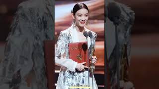 倪妮 (第十八届中国长春电影节) “金鹿奖”最佳女演员奖 恭喜演员倪妮！愿一直走在开满鲜花的路上❤️❤️@倪妮V