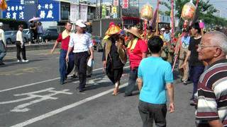 2007 大甲媽祖遶境，報馬仔經過位於彰化市金馬路及茄苳路交叉口的茄南宮