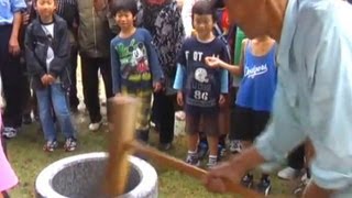 土佐佐賀の「もどりガツオ祭」の餅つき　その１　Making rice cake. Part 1