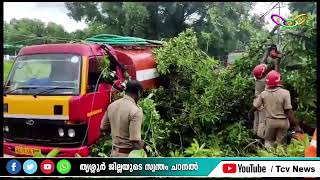 ഓടികൊണ്ടിരുന്ന ടാങ്കര്‍ ലോറിക്ക് മുകളിലേക്കു മരവും വൈദ്യുതി തൂണും ഒടിഞ്ഞു വീണു