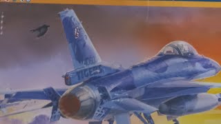 Розпаковка збірної моделі винищувача F-16CJ-52 1/72